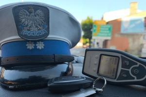 czapka policyjna i urządzenie do badania trzeźwości