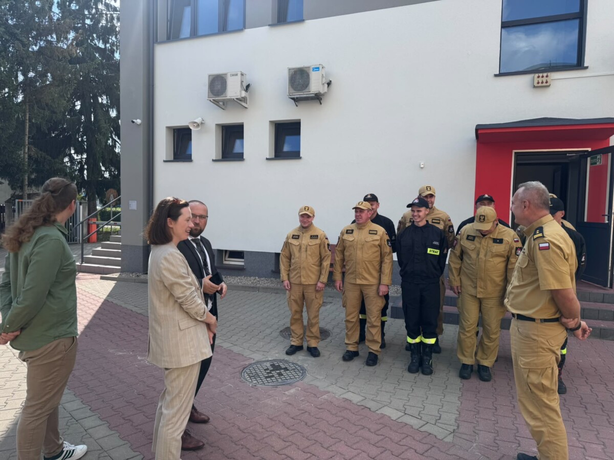 Na zdjęciu widać przedstawicieli PSP z urzędnikami WUW