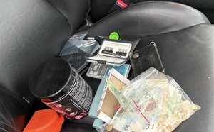 zatrzymani  z policjantami, przeszukania i zabezpieczone substancje