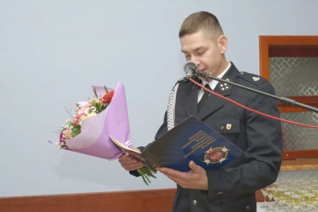 49058