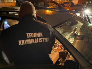 policjant przy zabezpieczonym pojeździe
