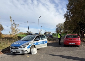 fotografie z działań, policjanci przy radiowozie i kontrolowanych pojazdach rozmawiają z kierowcami i wręczają pakiety edukacyjne