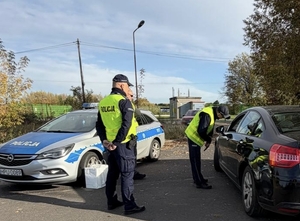 fotografie z działań, policjanci przy radiowozie i kontrolowanych pojazdach rozmawiają z kierowcami i wręczają pakiety edukacyjne